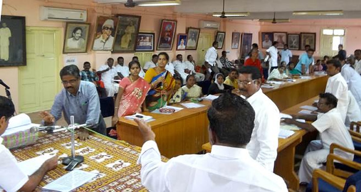 பழனி நகராட்சி கூட்டத்தில் தனியார் கேபிள்பதிப்பை கண்டித்து கவுன்சிலர்கள் காரசார விவாதம்